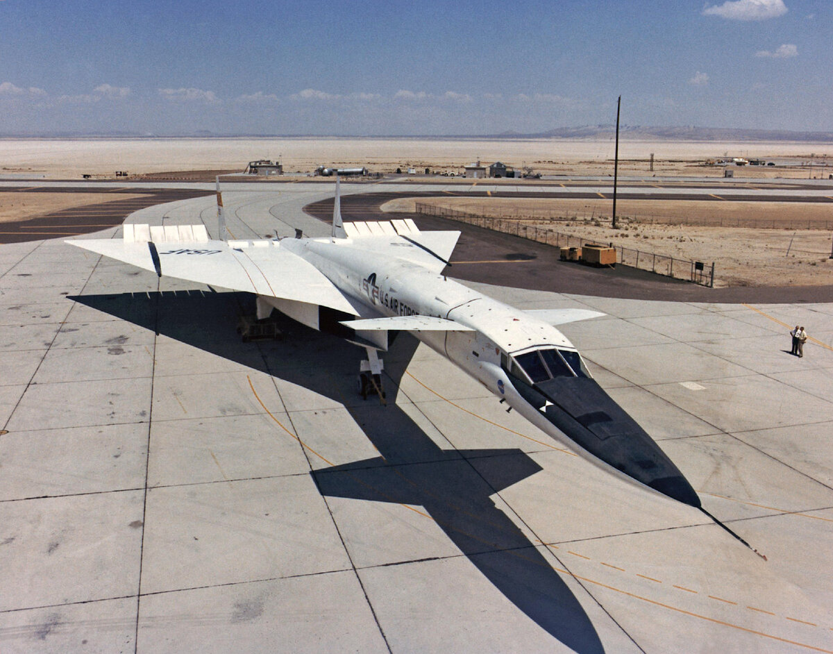 Первый экземпляр XB-70A на авиабазе Эдвардс в 1967 году