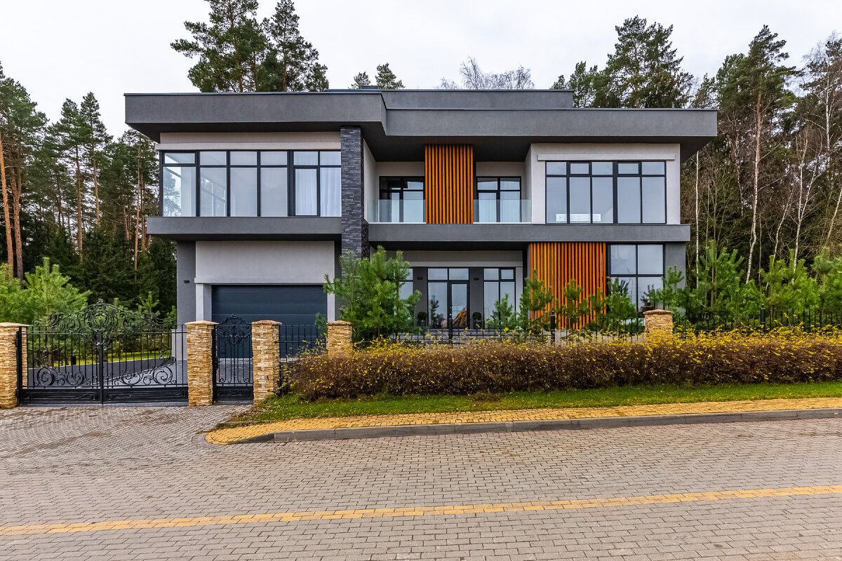 Вид на дом с дороги в поселке Ренессанс парк