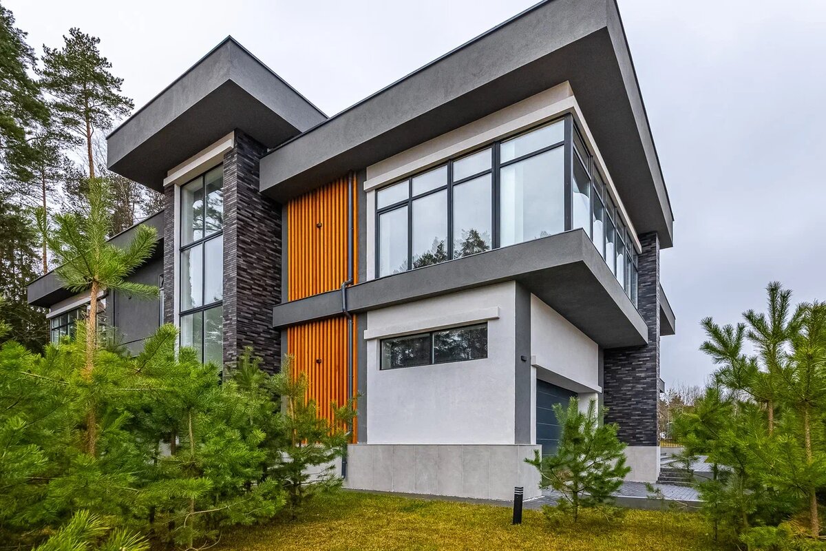 Вид на дом с участка в поселке Ренессанс парк