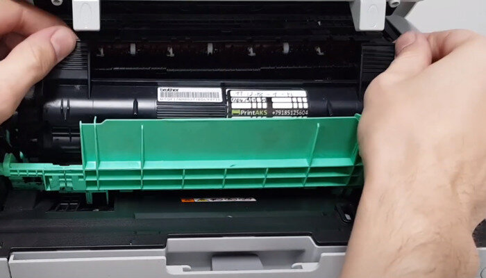 Фото 1. Извлекаем тонер-картридж