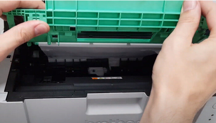 Фото 2. Извлекаем драм-картридж вместе с замятым листом бумаги