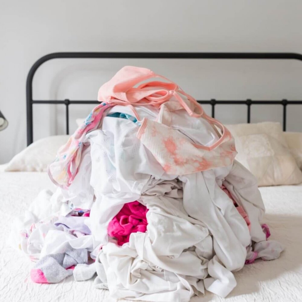 Бельё на кровати 