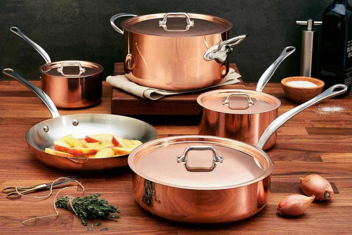 При желании можно попробовать народные средства, они очистят медную посуду и придадут ей блеск