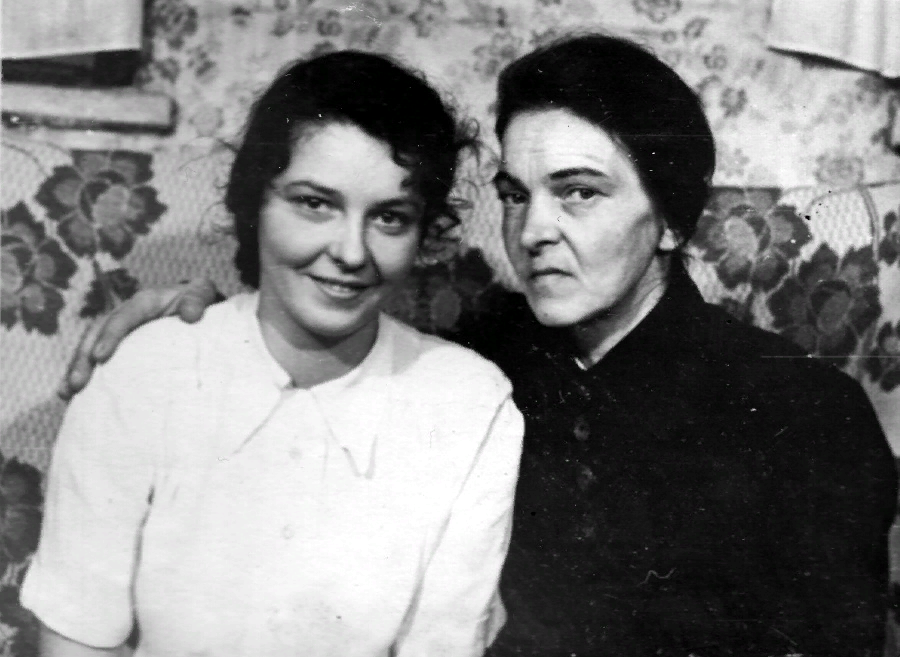 Людмила с мамой. 1950-е годы. 