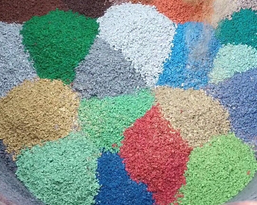 Данная резиновая крошка окрашенная на производстве. 