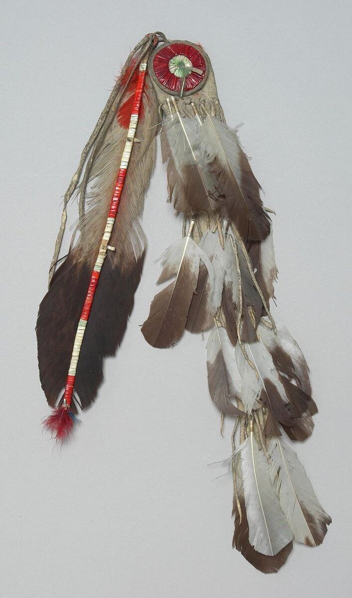 Орлиные перья оформленные для церемониального использования, принадлежащие различным культурам индейцев Великих Равнин