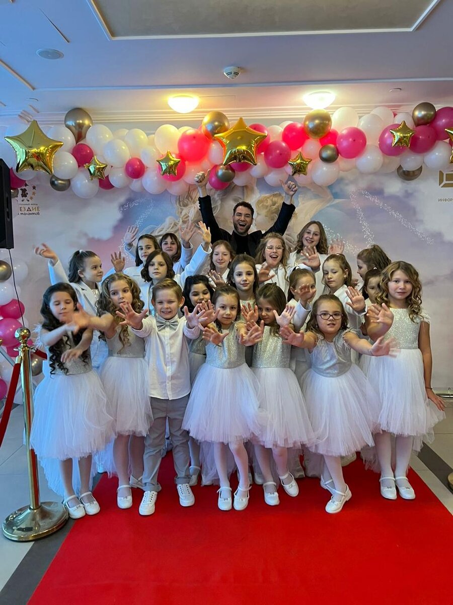  Владимир Брилёв: «Мамы это всегда наши ангелы на Земле».
В минувшее воскресенье, 3 декабря, в Московском молодежном центре «Планета КВН» происходило очень важное действо. Ведь буквально накануне вся страна праздновала День матери, и благотворительный фонд «Созвездие детских талантов» в свое время учредил в честь этого прекрасного праздника  всероссийскую премию «Мама – ангел на Земле». Как раз церемония награждения этой замечательной наградой и происходила в этот день в зале «Планеты КВН». Самые выдающиеся мамы России вместе со своими семьями прошли по красной дорожке, получили заслуженные награды и теплые пожелания. Среди гостей премии был и российский певец Владимир Брилёв.
« Я точно знаю, что любая мама –  наш ангел-хранитель. Но есть среди них те, кто становится таким ангелом для очень большой семьи, и многодетные мамы это просто героини нашего времени. Ведь не секрет, что сейчас не совсем простые времена, а в семьях, где растет много детей, на мой взгляд, лучше и полнее сохраняются традиции нашего народа, нашей культуры. Поэтому абсолютно справедливо, что такие мамы были особо отмечены премией «Мама – ангел на Земле». Мы  поздравили их в гала-концерте нашей большой артистической командой. Здесь были и Ирина Ортман, и сестры Толмачевы, и Руслан Алехно, и Наталья Соловей, и Виктор Рыбин и Наталья Сенчукова, и Антон Зацепин, и еще множество моих друзей и коллег по цеху.  
      Эта премия была создана президентом фонда Мариной Зурабовой для поощрения по-настоящему трудолюбивых и целеустремленных женщин, которые проявили себя не только как многодетные матери, а еще и как яркие личности. 
     В программе премии были номинации « Мама общественный деятель», «Мама политик», «Мама врач», «Мама педагог», «Мама спортсменка», «Мама кондитер» и еще множество других, которые полностью отражают ту палитру интересов, которые свойственны современной женщине. 
    Я исполнил для наших мам -победительниц песню, которую очень люблю. Она так и называется «Мама». Помогали мне юные актеры из вокальной студии «ИзюМы». 
    Праздник прошел очень позитивно и весело, все получили достойные призы и массу удовольствия от общения друг с другом. 
     Уверен, что эта премия совершенно необходима России, и круг её участников и номинантов обязательно должен быть расширен. Я давно знаком и сотрудничаю с объединением «Созвездие детских талантов» и могу заверить, что там заняты очень творческие, неравнодушные люди. Хочу  пожелать им новых идей и их воплощения, и пусть так и будет. До новых встреч в жизни и на концертах. Ваш Владимир Брилёв».
