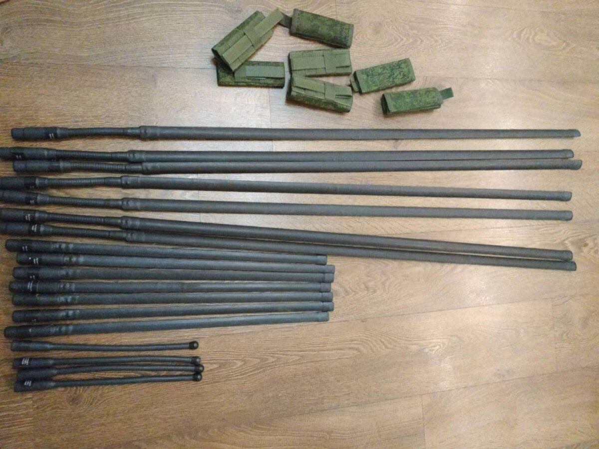 Штатные антенны к Р-187-П1 сверху вниз: АШ-27/520-Н, АШ-100/520-ПН, АШ-136/520-П