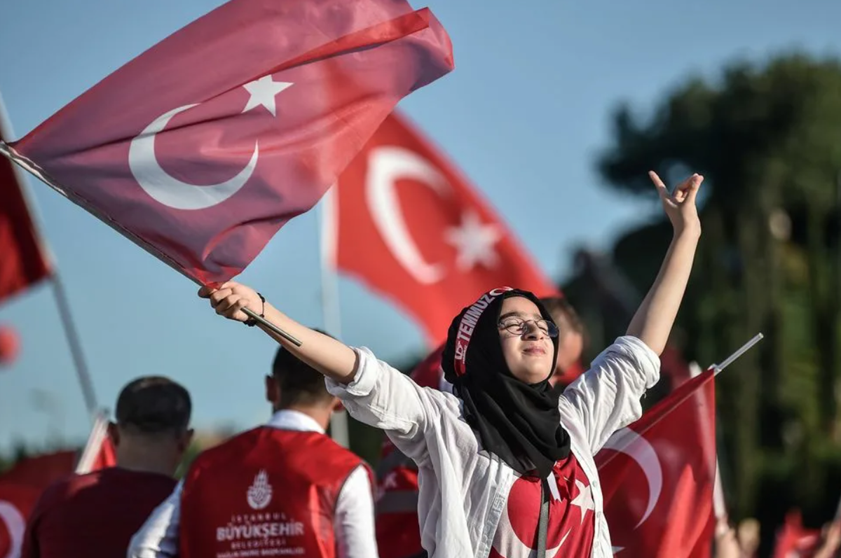 Turkey people. Турция люди. Турциянвция. Человек с флагом Турции. Флаг Турции.