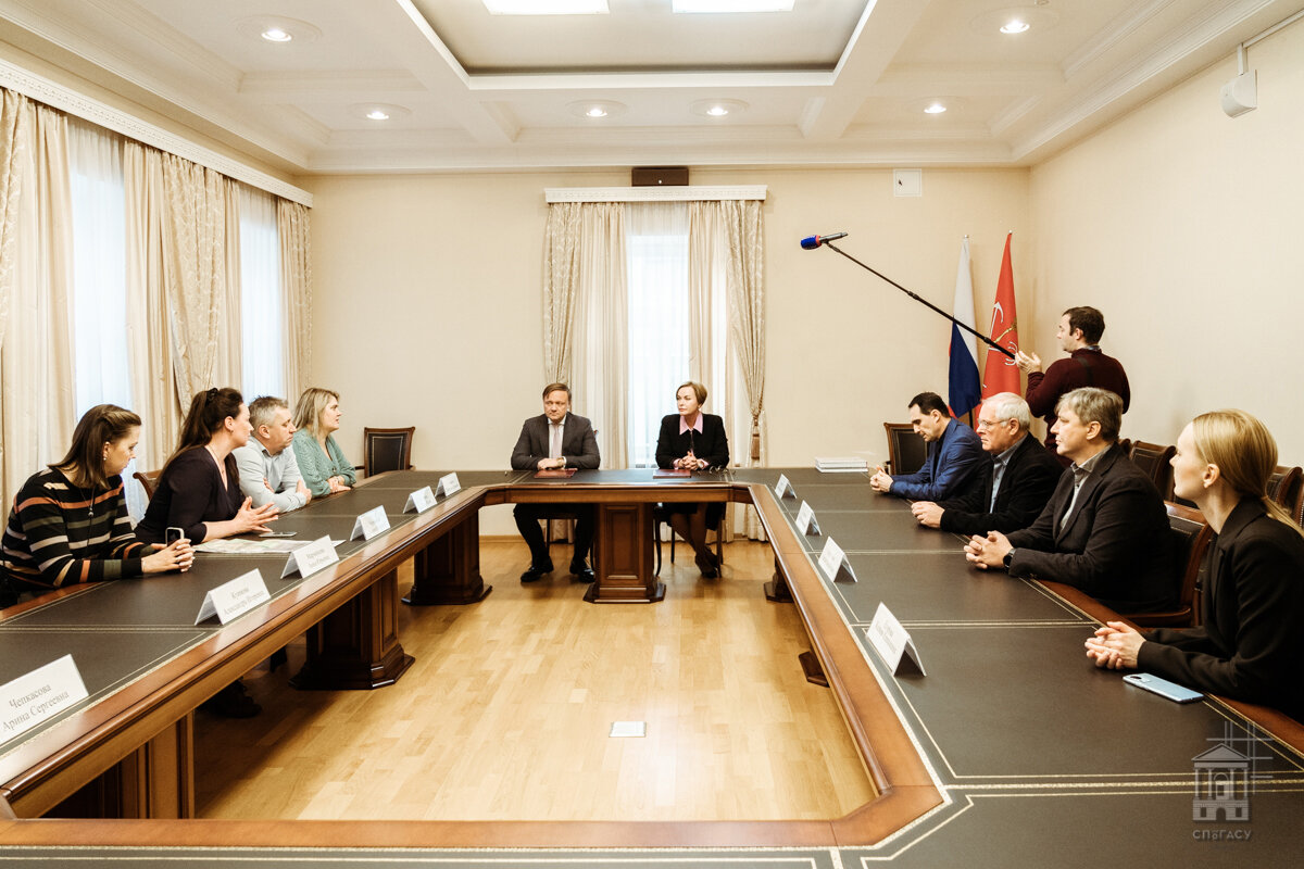 Подписание соглашения. Слева: главный специалист по связям с общественностью и средствами массовой информации Управления государственного реестра объектов культурного наследия Анна Марченкова; начальник отдела по связям с общественностью и работе со средствами массовой информации КГИОП Ксения Черепанова; главный специалист КГИОП Антон Савчёнок; начальник управления сохранения исторической среды Екатерина Козырева. В центре: Сергей Макаров; Светлана Головина. Справа: проректор по научной работе СПбГАСУ Евгений Королев; заведующий кафедрой строительных материалов и метрологии СПбГАСУ Юрий Пухаренко; профессор кафедры технологии строительных материалов и метрологии СПбГАСУ Алексей Харитонов; начальник управления информационной политики и маркетинга СПбГАСУ Ксения Егорова