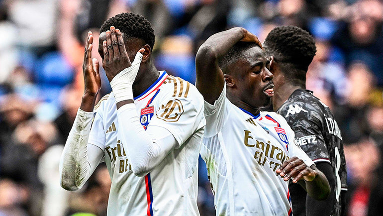    Игроки «Лиона» Махамаду Диавара и Саэль Кэмбеди в шоке от игры команды. AFP