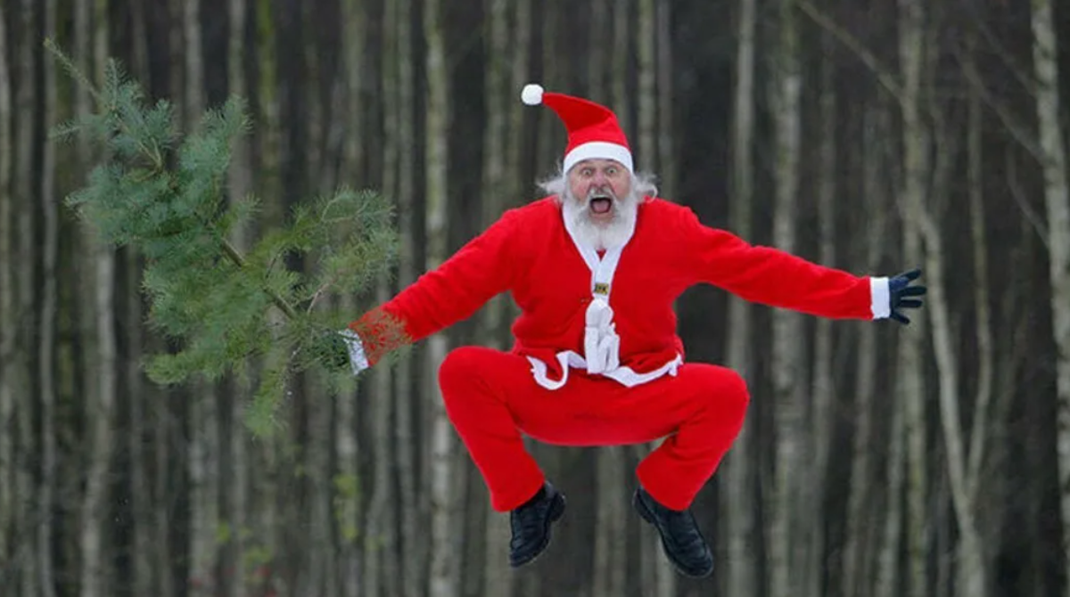 Где деды танцуют. Смешной дед Мороз. Смешные новогодние картинки. Дед Мороз в прыжке. Дед Мороз прыгает.