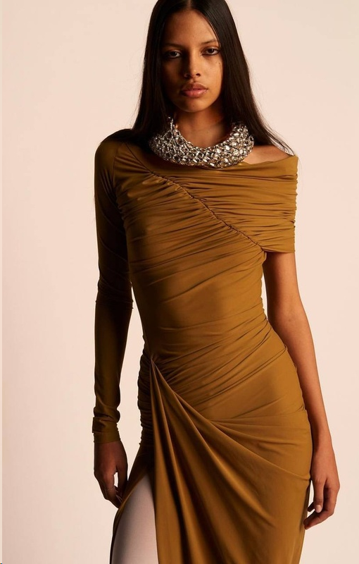 Можно примерить изделие как с полностью открытыми плечами, так и сделать акцент на одном