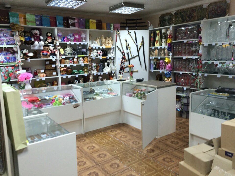 Магазин "Подарки", вид изнутри