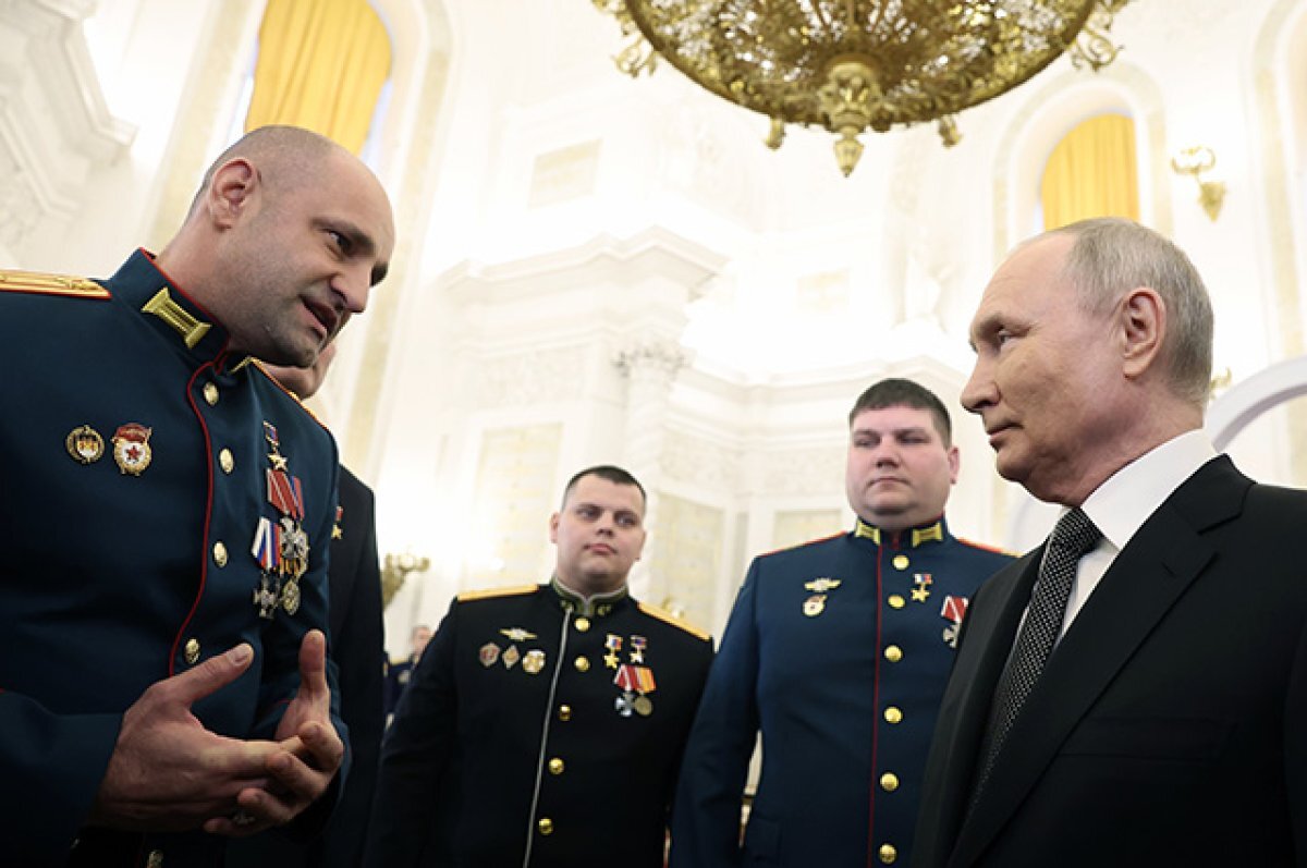    Владимир Путин и командир батальона «Спарта» Артем Жога на церемонии вручения медалей в Кремле.
