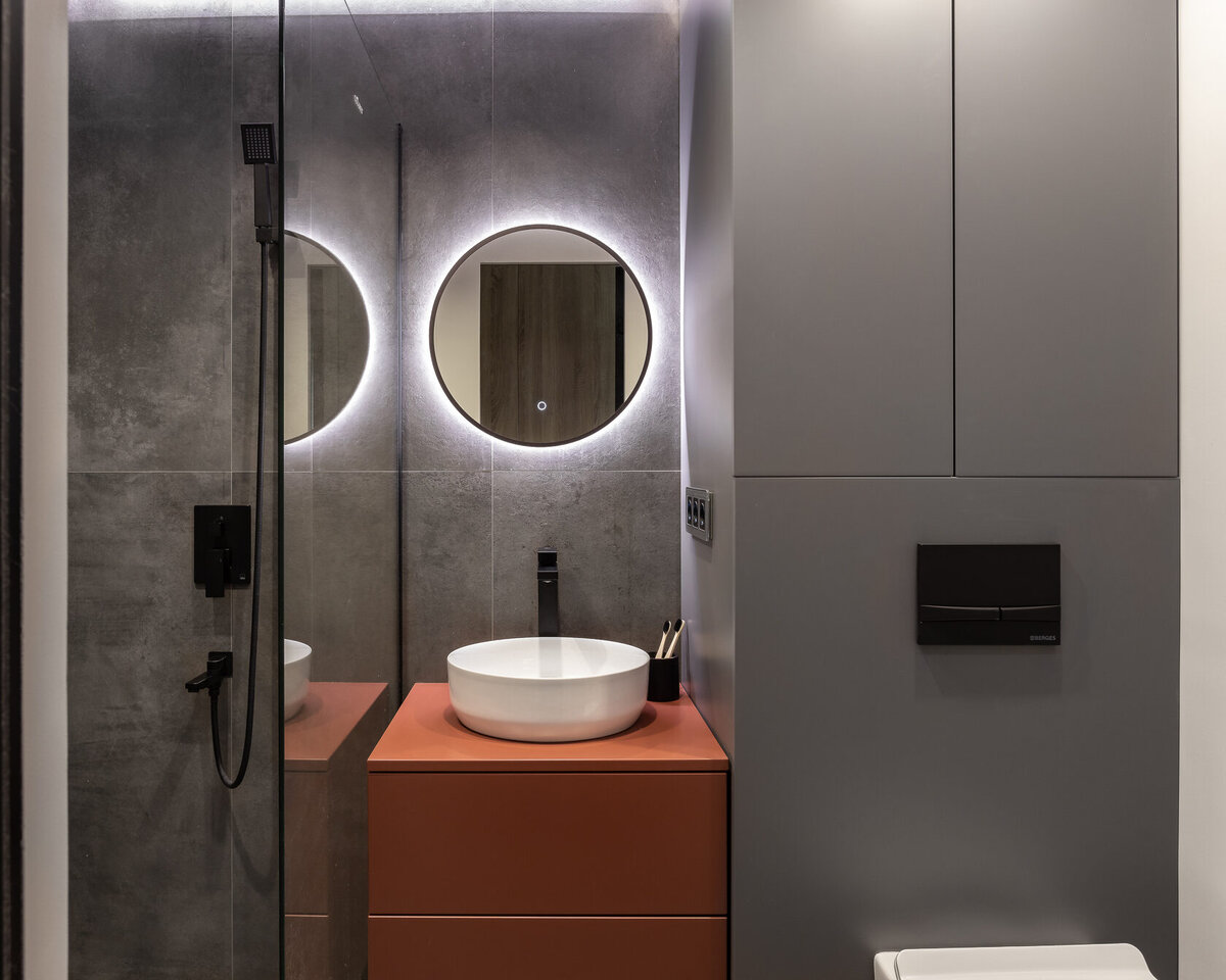 Ящик под раковиной и шкаф над инсталляцией в цветной эмали, «Свой Интерьер».