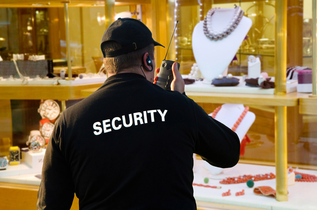 Вооруженная охрана в тц. Охрана ювелирных магазинов. Служба безопасности магазина. Охранник в магазине. Охрана торговых центров.
