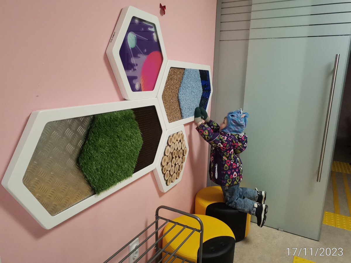 Тактильная стена в Центре помощи семьи и детям 