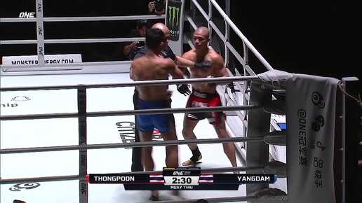 Дикая ПЕРЕСТРЕЛКА в ТАЙСКОМ БОКСЕ😳🤯 Thongpoon vs. Yangdam