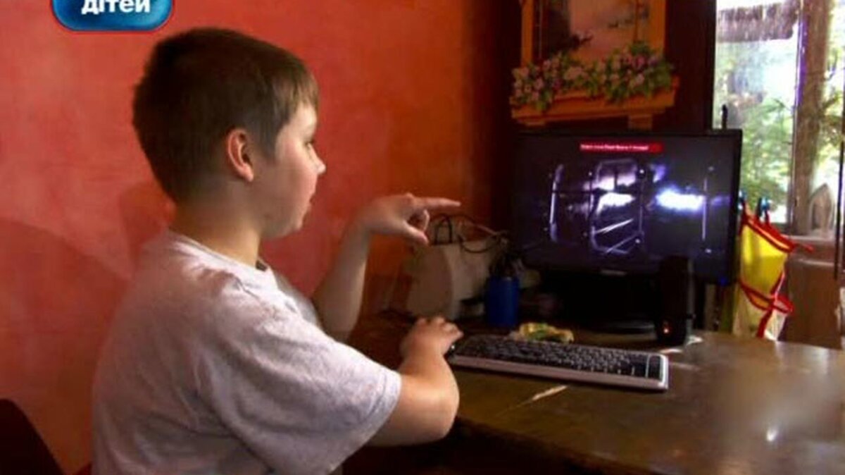 Сашко демонстрирует игру в которую он играет