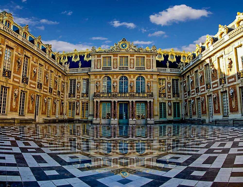   Версаль  — дворцово-парковый ансамбль во Франции, бывшая резиденция французских королей в городе Версале, ныне являющемся пригородом Парижа; центр туризма мирового значения.