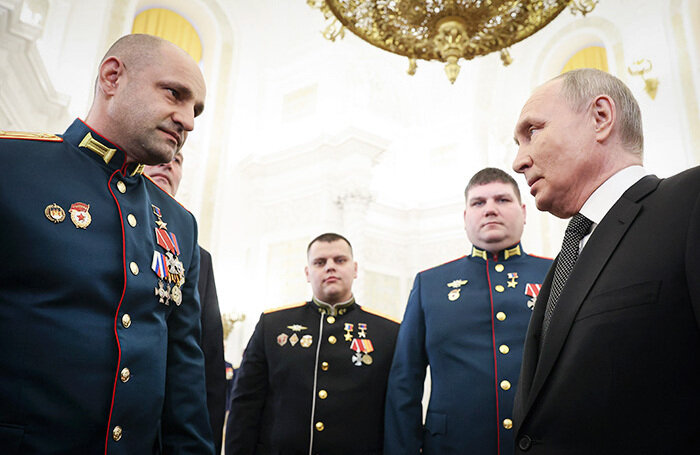    Президент России Владимир Путин (справа) и глава Народного совета ДНР Артем Жога.Валерий Шарифулин/ТАСС