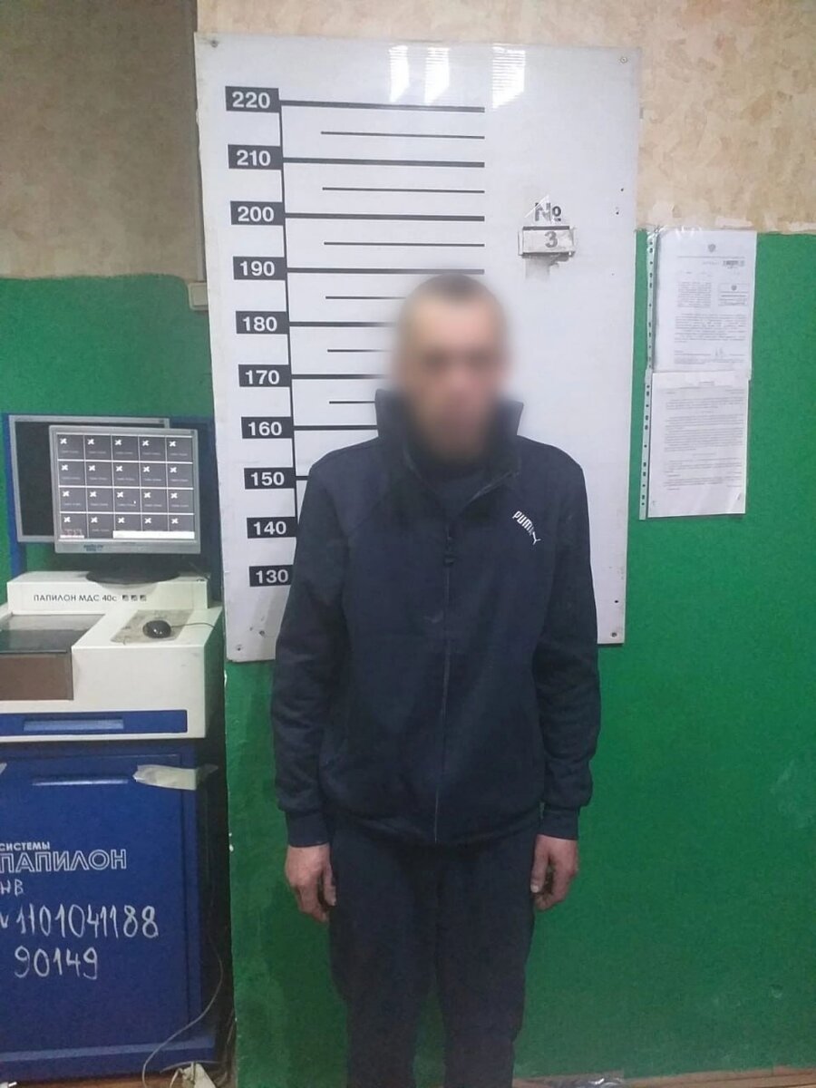 А вот и сам осужденный. 