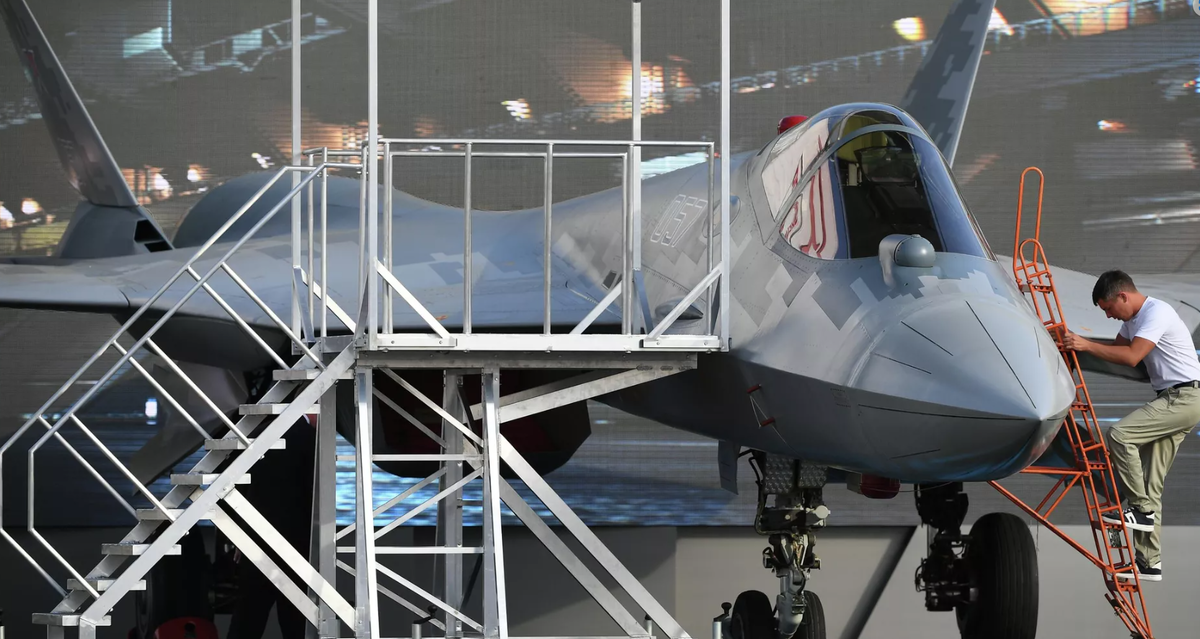 Почти готовый Су-57 на производственной линии КнААЗ им Гагарина. В конце прошлого года нап заводе открыта дополнительная производственная линия специально для работы над новыми "сушками". Фото ОАК