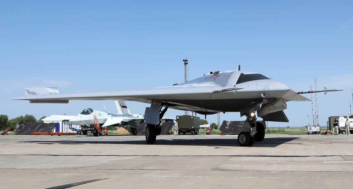 Начиная с лета нынешнего года дроны С-70 "Охотник" испытывались в боевых условиях в двух вариантах, как спутник Су-57 и как самостоятельная боевая единица. Теперь у "Охотника" появилась целая компания из новых БПЛА. Фото МО РФ