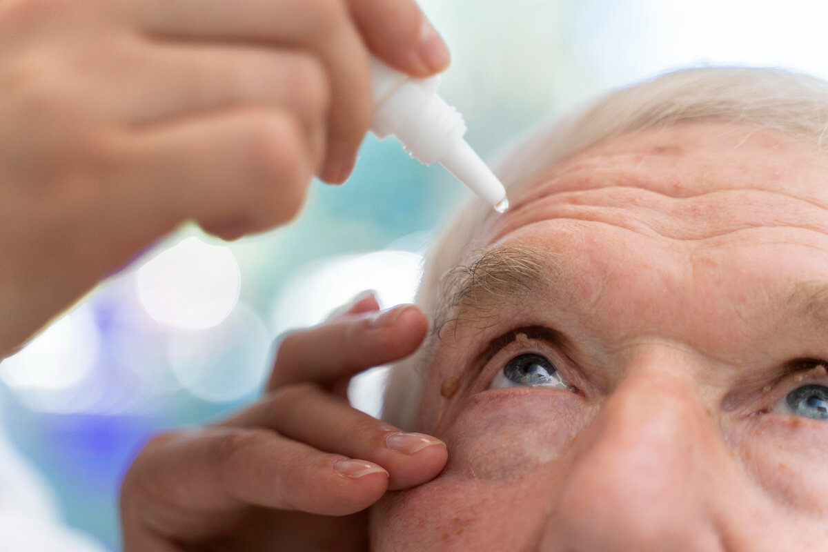 Мыть голову после операции катаракты. Фото катаракты у пожилых людей. Катаракта жалобы пациента. Катаракта капают в глаз. Лечение глаукомы у пожилых людей.