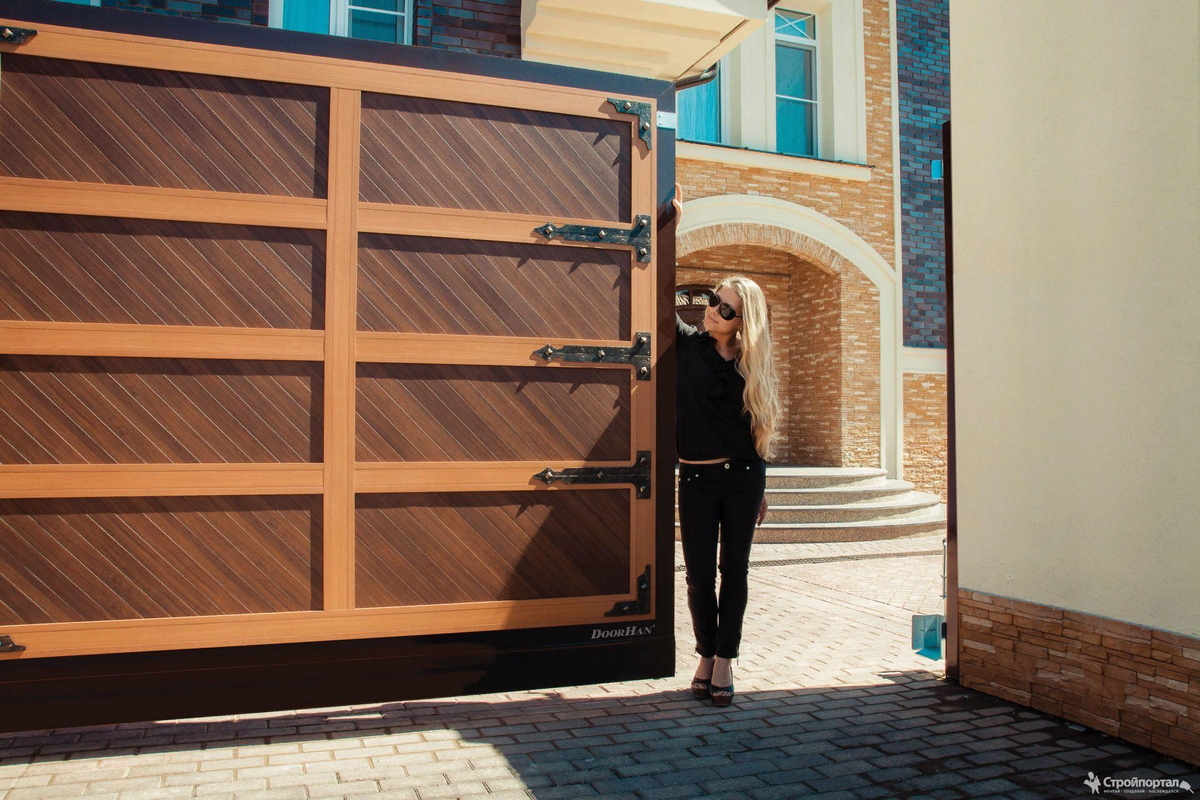Ворота alutech prestige. Человек открывает дверь. Человек открывает ворота. Человек перед дверью. Секционные ворота алютех.