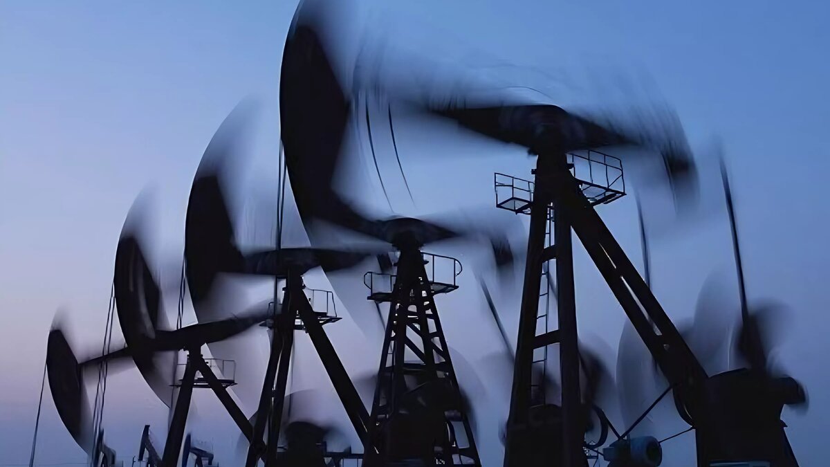     Впервые за 15 лет первой статьей дохода в американском бюджете стала нефть. Россия опередила США только на 1 миллиард долларов в месяц по продаже черного золота. Но и вторая, по важности, статья дохода — от торговли нефтепродуктами. Что же, теперь уже США не страна, а бензоколонка?