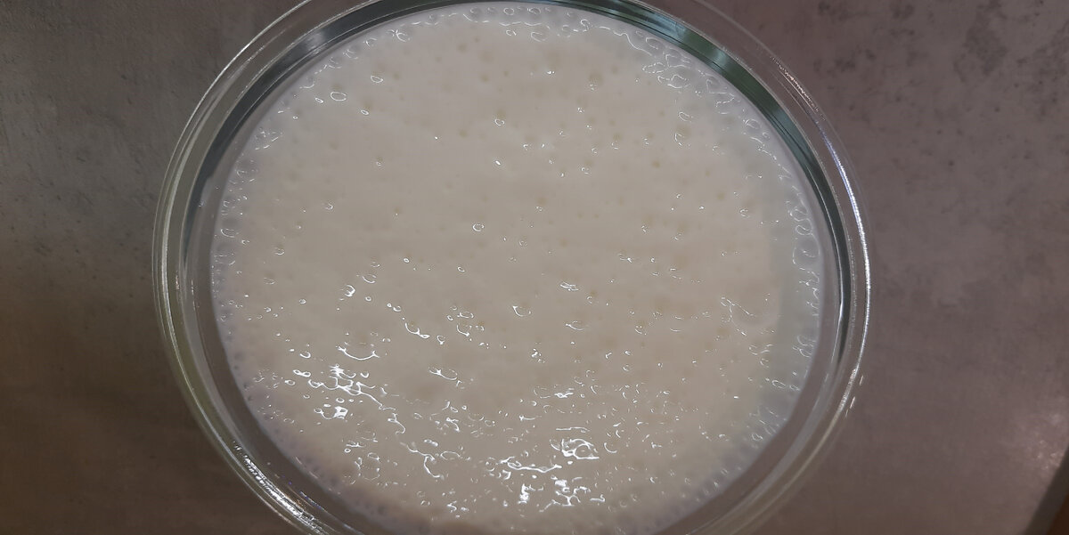 реакция пошла, кефир покрылся пузырьками, то что нужно.