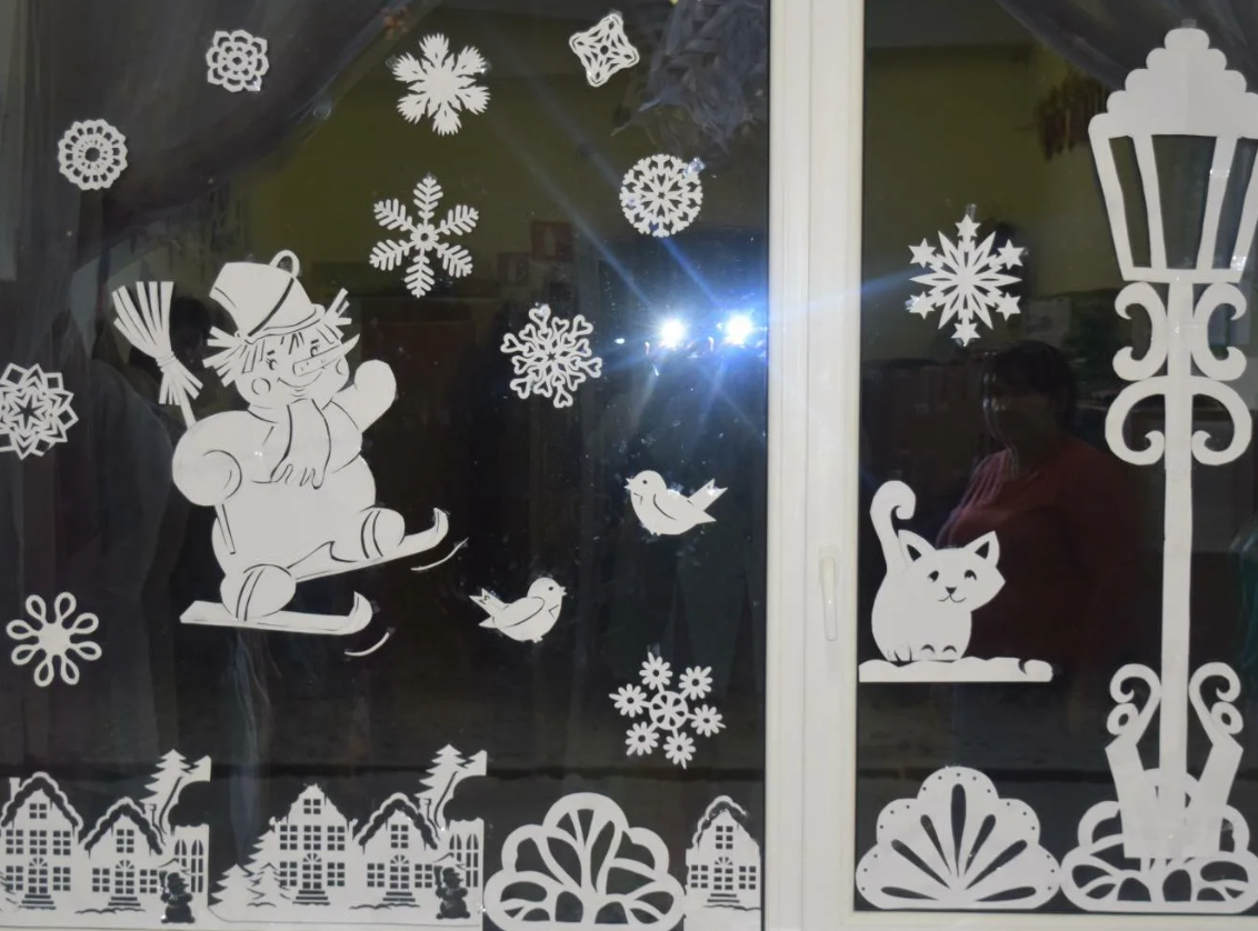 Украшаем окна к Новому году снежинки, гирлянды, рисунки и декор своими руками, фото