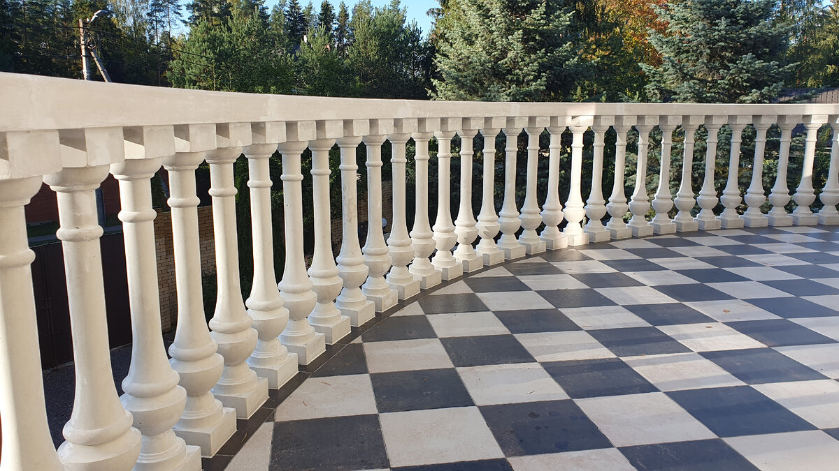 Результат выполненных работ по изготовлению бетонных балясин и их монтаж, которая осуществила мастерская Богословского 