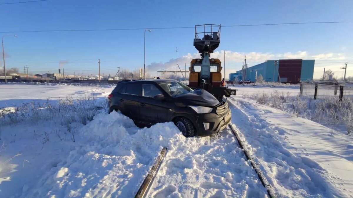     В Набережных Челнах на железнодорожном переезде произошло ДТП с участием мотовоза и иномарки. Об этом сообщили в пресс-службе Приволжской транспортной прокуратуры.