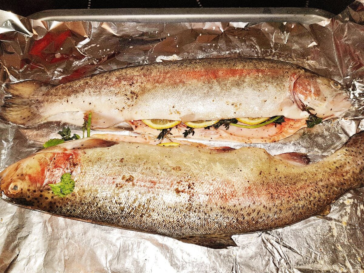 Приготовить форель вкусно и быстро целиком. Запеченная форель “примавера”. форель в духовке. форель радужная запеченная. радужная форель в духовке.