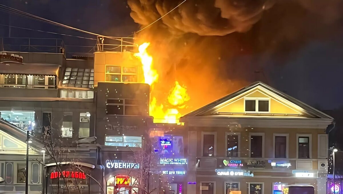     Пожар произошел на улице Большой Покровской в Нижнем Новгороде. По предварительным данным, огонь вспыхнул в кафе «Библиотека». Об этом сообщили читатели NewsNN.