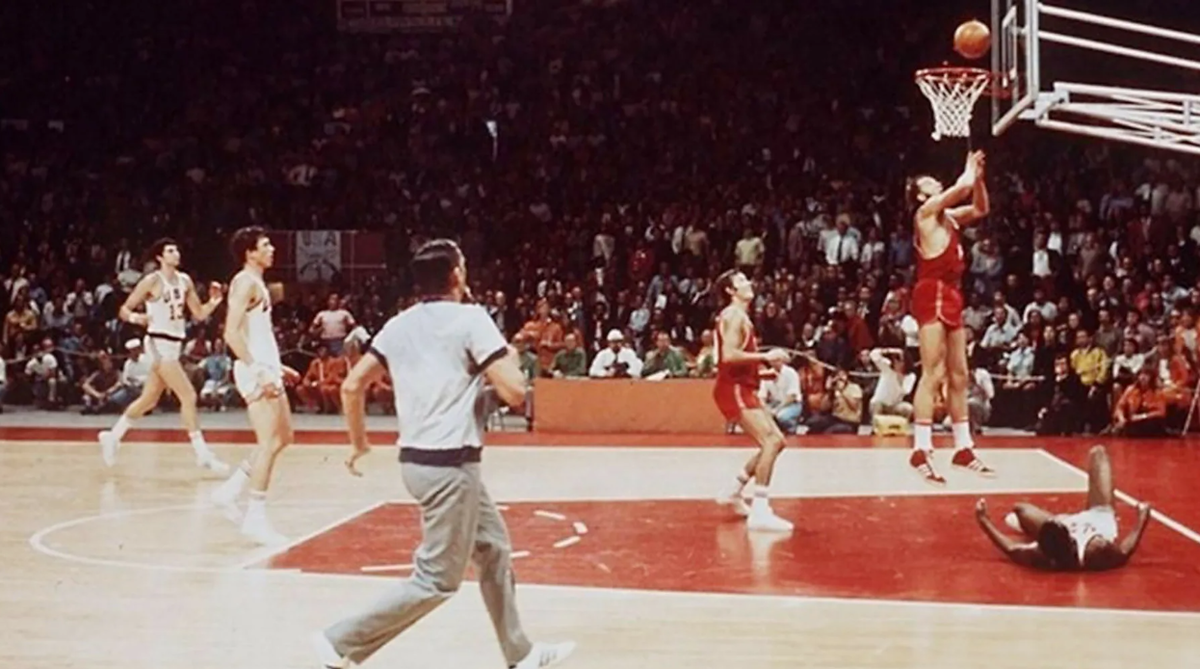 Решающий бросок Александра Белова в финальном матче с американцами. Источник фото - https://russian.rt.com/nopolitics/article/463407-film-dvizhenie-vverh