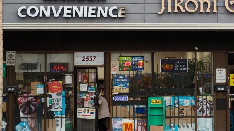 Королевская канадская конная полиция, федеральная полиция Канады и провинциальная полиция расследует «сообщения о преступной деятельности», связанные с китайскими полицейскими участками. Один из них расположен в круглосуточном магазине в Скарборо, 31 октября 2022 года. (The Canadian Press/Cole Burston)