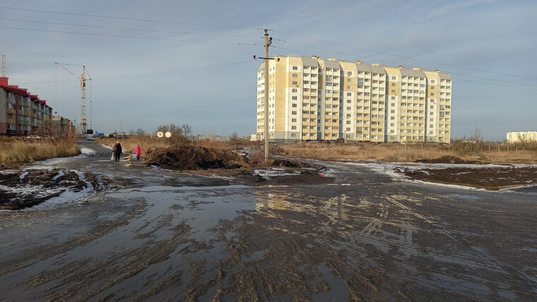    Детям и пенсионерам приходится преодолевать грязь, чтобы выйти к асфальтированной дороге
