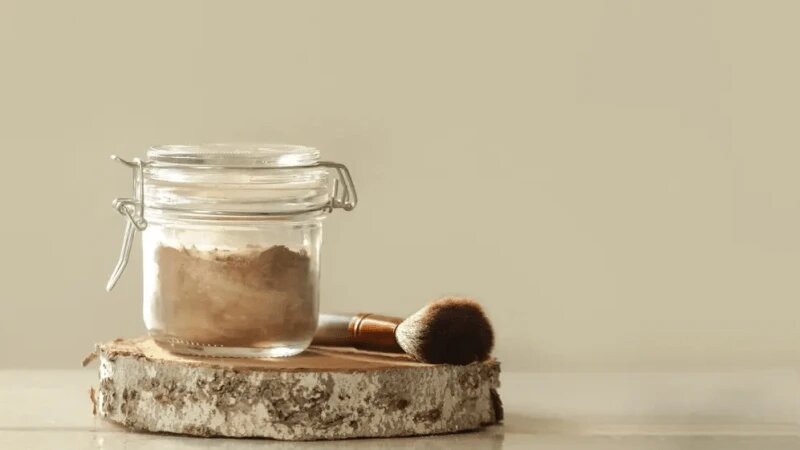 Приготовьте порцию супервпитывающего и легко удаляемого сухого шампуня.(triocean/Shutterstock)