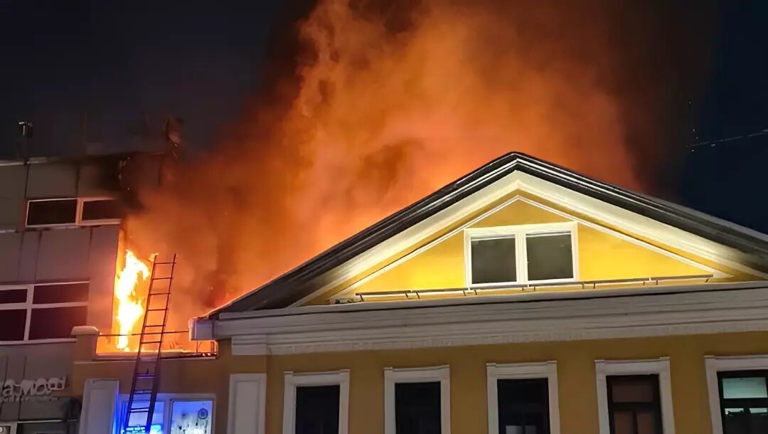     Пожар мог произойти в кафе на улице Большой Покровской в Нижнем Новгороде при приготовлении пищи, либо из-за проблем с электрикой. Об этом NewsNN сообщил источник в экстренных службах.