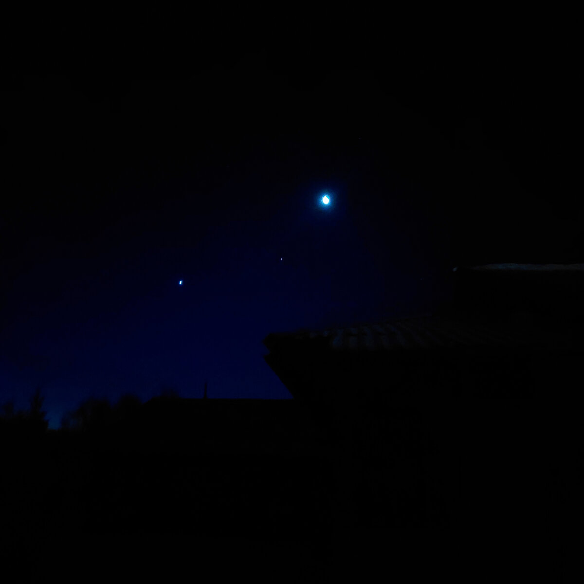 Вот. Приехали, а над домом висит полумесяц и звезды. И ни огонька.