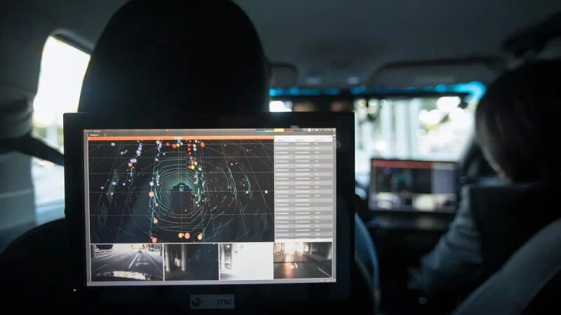 Данные лидара, радара, камер и GPS-устройств видны внутри автомобиля, оснащённого разработанной с использованием полисинхронной автономной системы для создания и развёртывания беспилотных транспортных средств, демонстрируемых во время четырёхдневной автомобильной выставки AutoMobility LA в конференц-центре Лос-Анджелеса 17 ноября 2016 года. (David McNew/Getty Images)