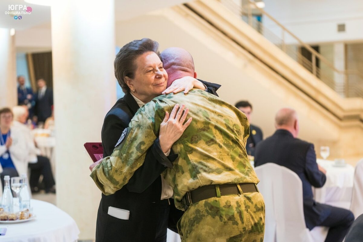    Девятерых югорчан — участников специальной военной операции наградили орденами и медалями