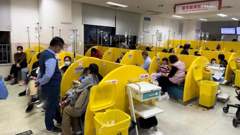 Детям делают внутривенные капельницы в детской больнице Шанхая, Китай, 29 ноября 2023 года. (VCG/VCG via Getty Images)