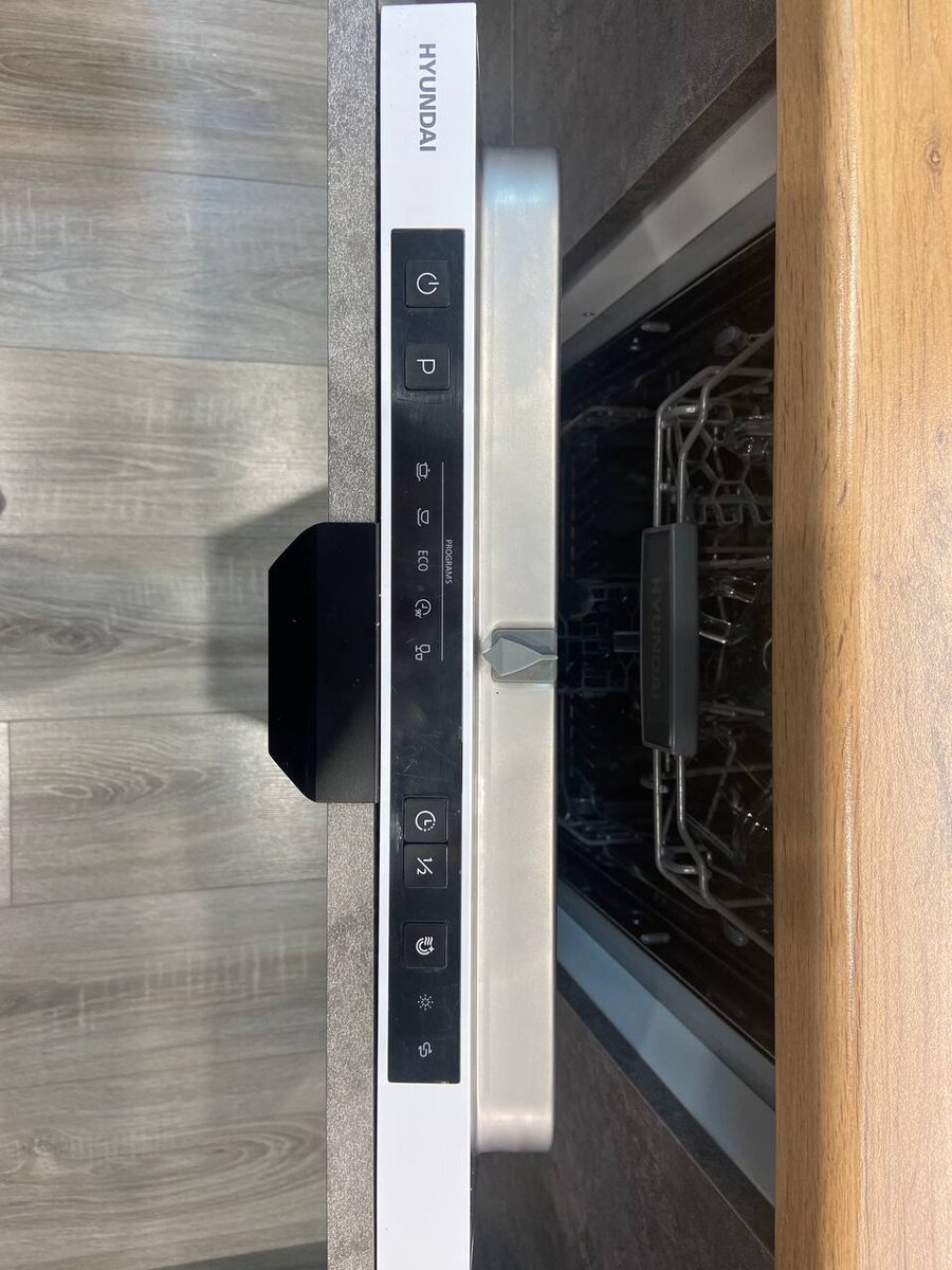 Как правило все современные посудомойки оснащены индикаторами расхода( на фото справа 2 крайние). 