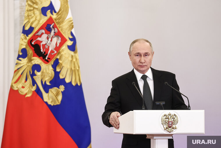    Владимир Путин заявил о своем решении баллотироваться накануне Дня Героев Отечества