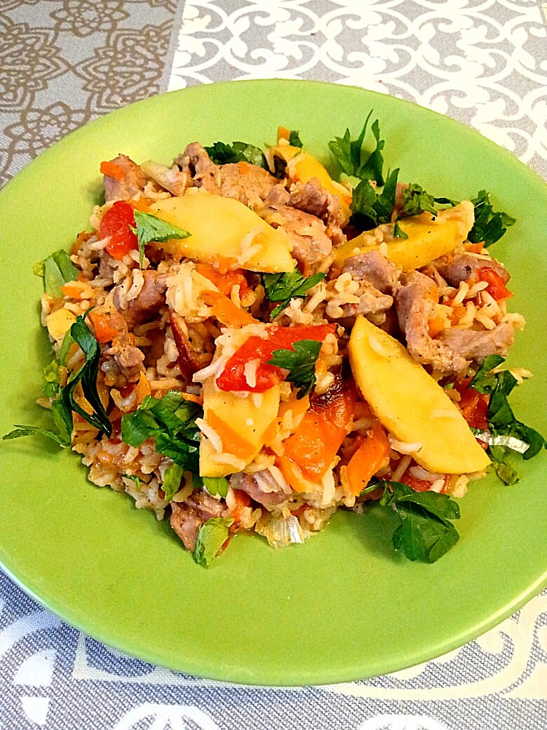 Плов из басмати с индейкой, яблоками, перцем, морковью и зеленью. 